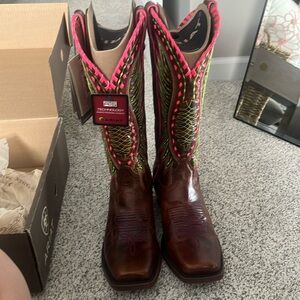 New Ariat Women’s Derby boot